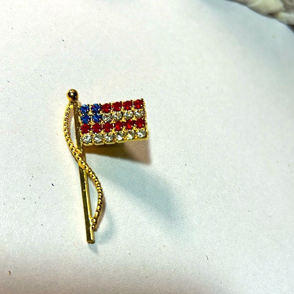 Gold tone flag brooch. WA207